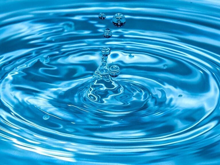 Woda zmącona. Obrazek w artykule Czujnik poziomu wody - jak działa i do czego służy?