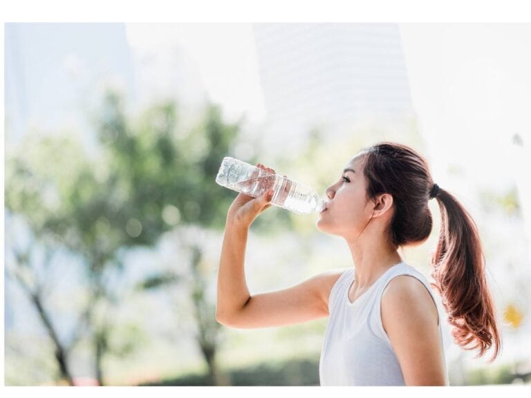 Picie wody z butelki. Obrazek w artykule Czy woda gazowana jest zdrowa? Fakty i mity