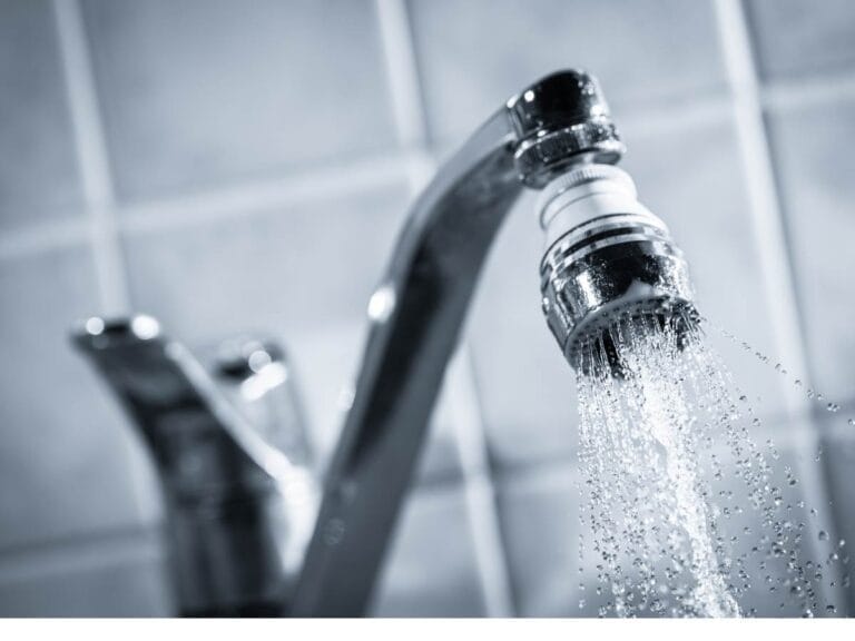 Nalewanie wody z kranu Obrazek w artykule Na czczo woda: dlaczego warto pić wodę na czczo?