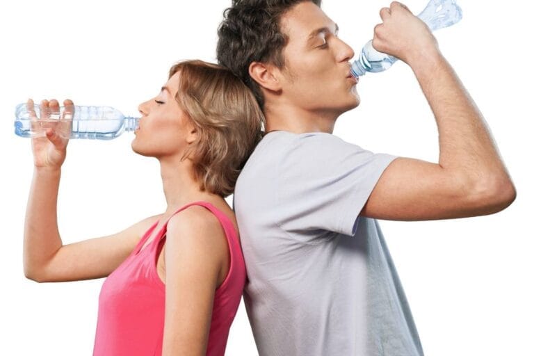 Para pije wodę z butelek. Obrazek w artykule Nadmierne picie wody skutki