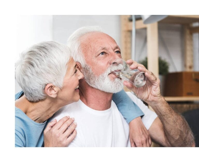 Człowiek starszy pije wodę. Obrazek w artykule Od czego zależy zawartość wody w organizmie? Przyczyny i sposoby utrzymania odpowiedniego poziomu.