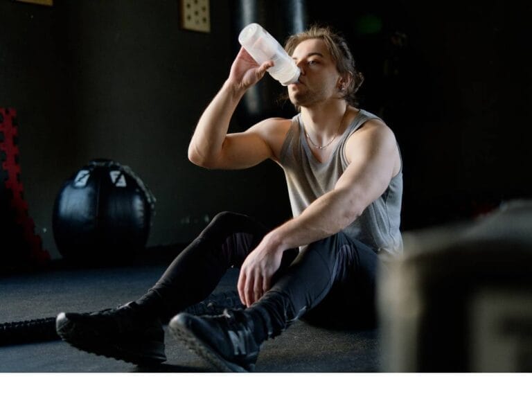 Mężczyzna z wodą. Odwodnienie - przyczyny, objawy i sposoby leczenia