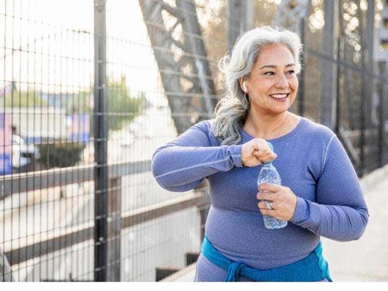 Kobieta otwiera wodę. Obrazek w artykule Picie wody a podwyższona kreatynina - jak wpływa na wyniki badań?