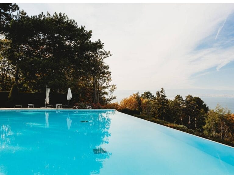 Basen w ogrodzie. Obrazek w artykule Podgrzewanie wody w basenie - jakie są najlepsze sposoby?