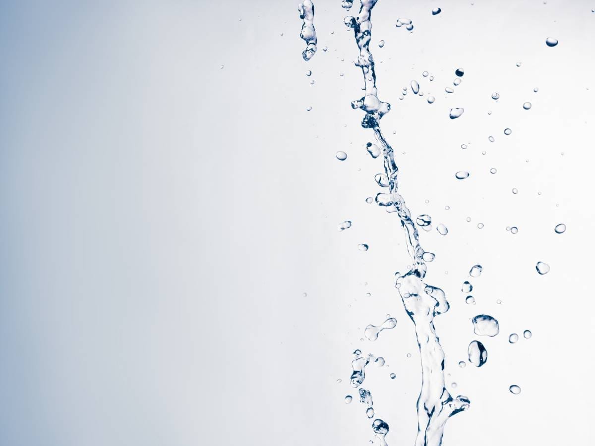 Krople wody. Obrazek w artykule Sprawdzanie twardości wody - jak to zrobić?
