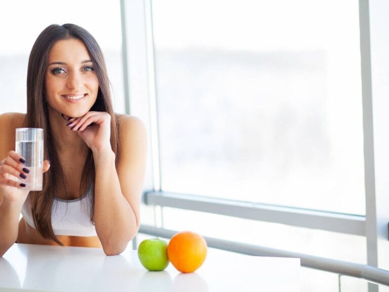 Dziewczyna ze szklanką Obrazek w artykule Ile szklanek wody dziennie powinno się pić?