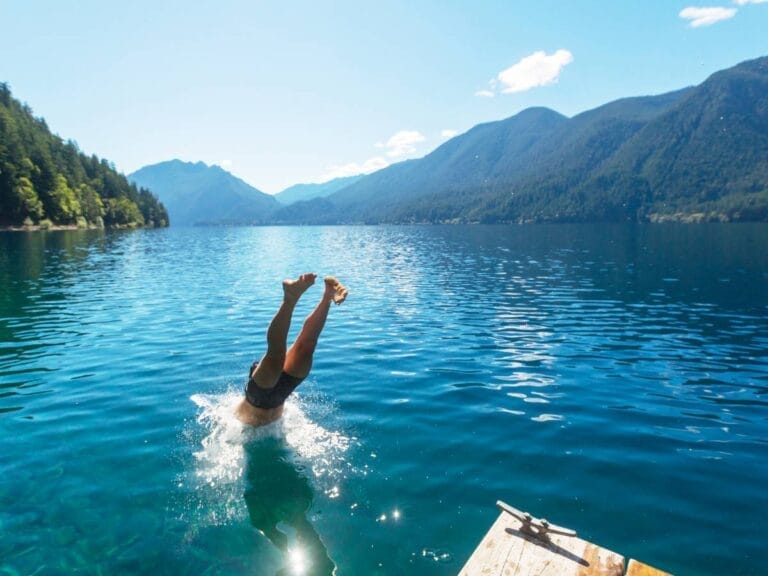 Skok do jeziora. Obrazek w artykule Skoki do wody - jak zacząć i co warto wiedzieć?