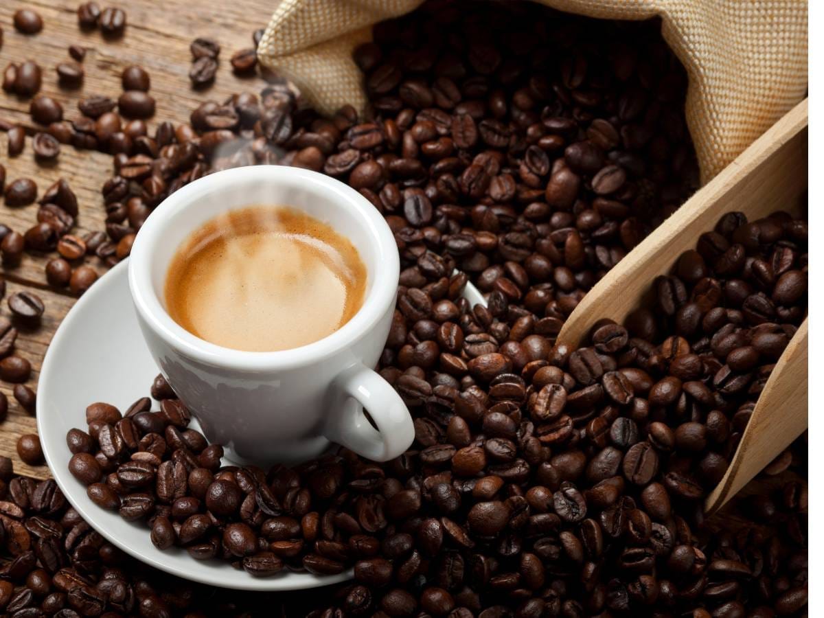 Espresso w filiżance i kawa. Obrazek w artykule Jak pić espresso z wodą? Praktyczny poradnik dla początkujących